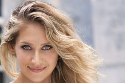 Анна Курникова вышла в свет с дочерьми