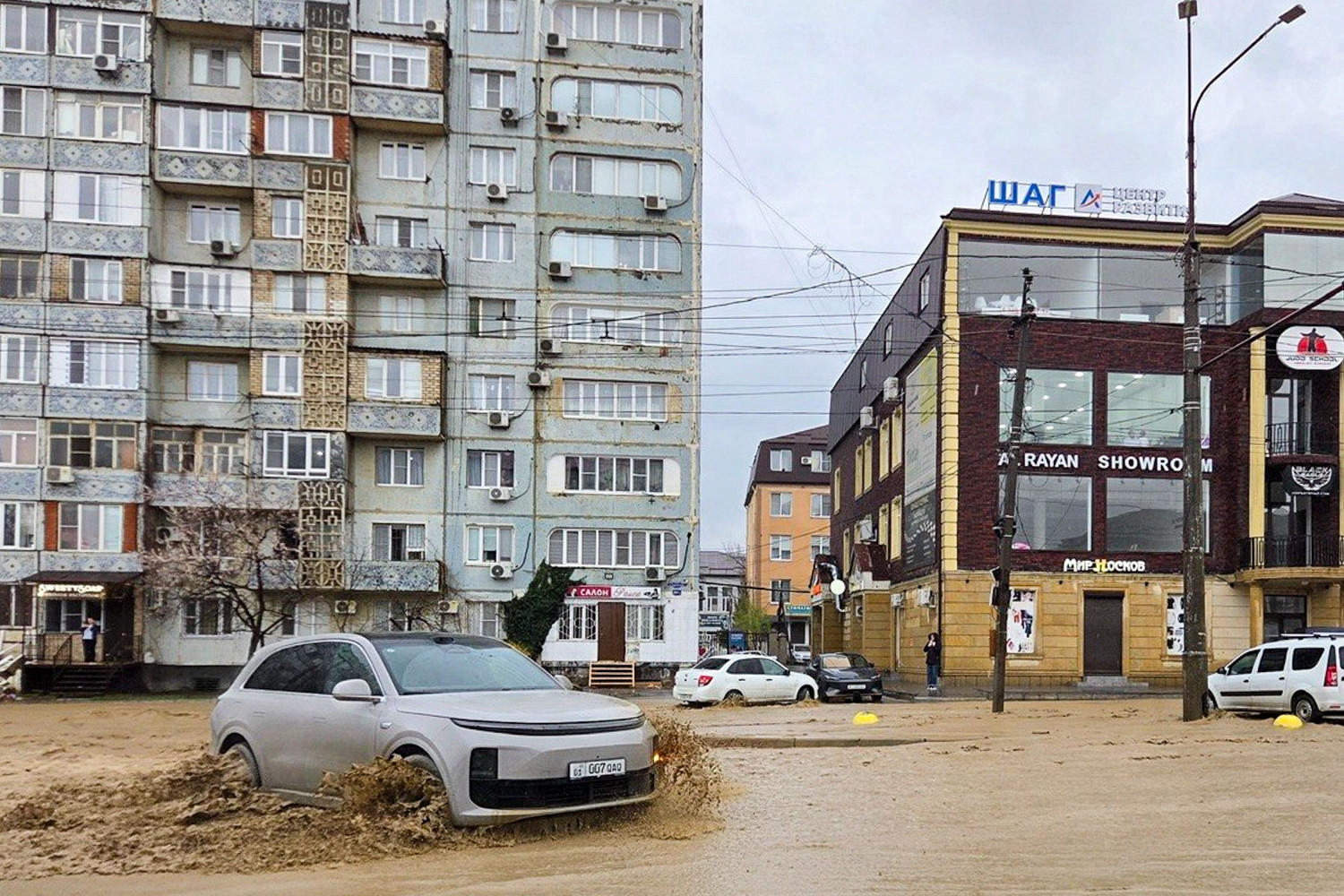 Без света, газа и питьевой воды: как Дагестан справляется с мощнейшим наводнением века