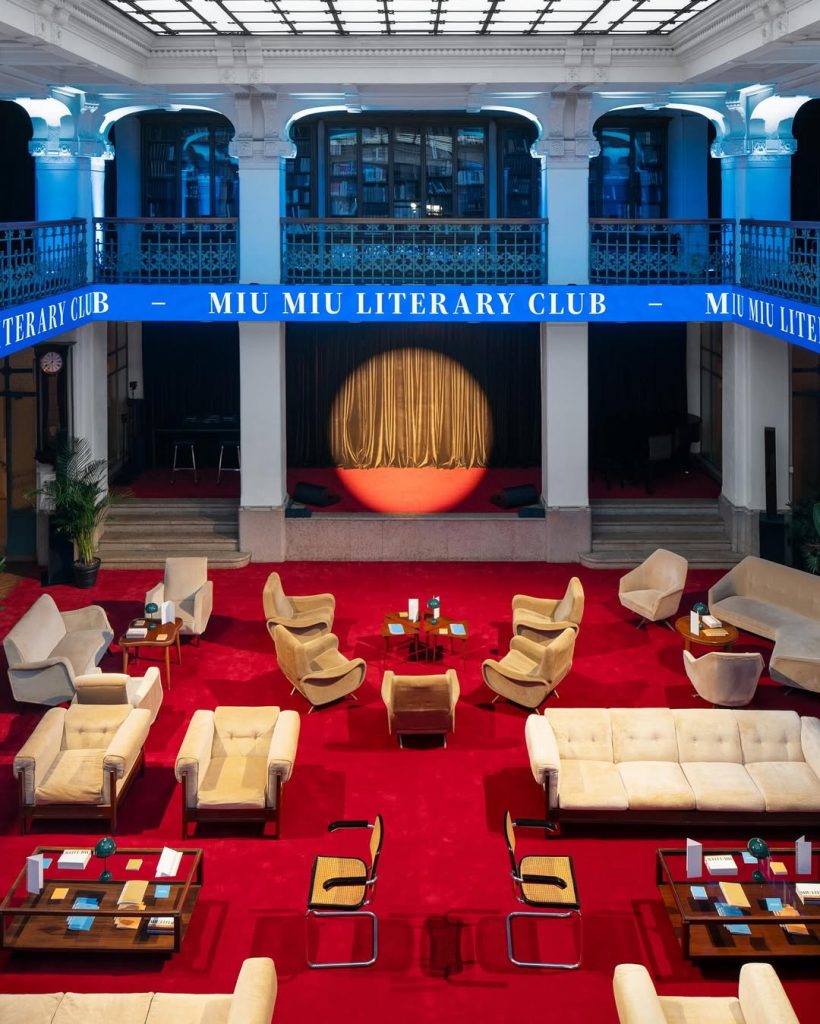 Miu Miu Literary Club в Милане. Фото: @miumiu (Instagram*)