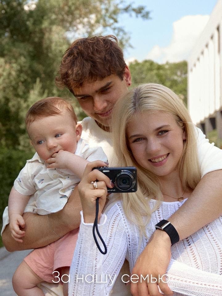 Макар Игнатов и Александра Трусова с сыном. Фото: @avtrusova (Instagram*)