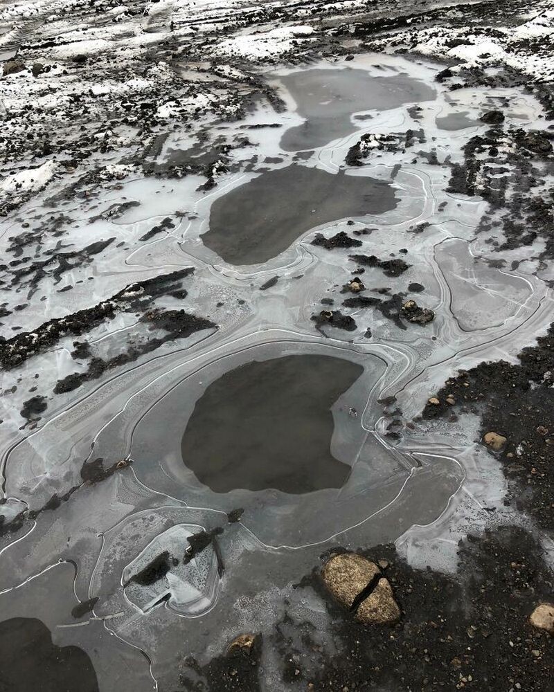 Замерзшая лужа напоминает пейзаж