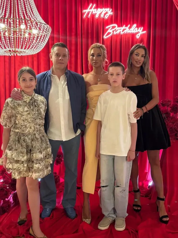 Павел и Алина Буре с семьёй