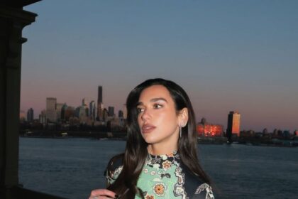 Почему этим летом все снова помешались на платьях в стиле Roberto Cavalli 2000-х