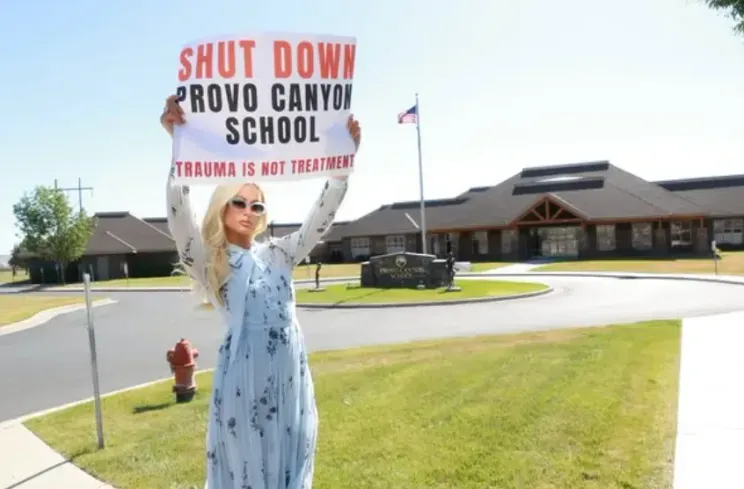 Пэрис Хилтон во время одиночного пикета у Provo Canyon