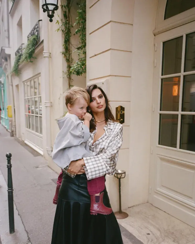 Эмили Ратаковски с сыном