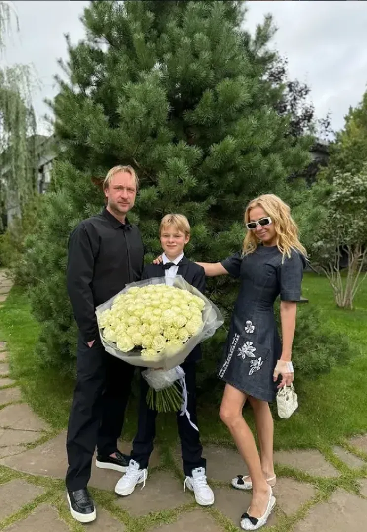 Евгений Плющенко и Яна Рудковская с сыном