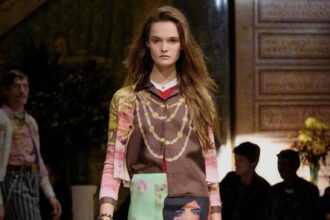 Портретный принт: как носить главный тренд сезона по версии Versace