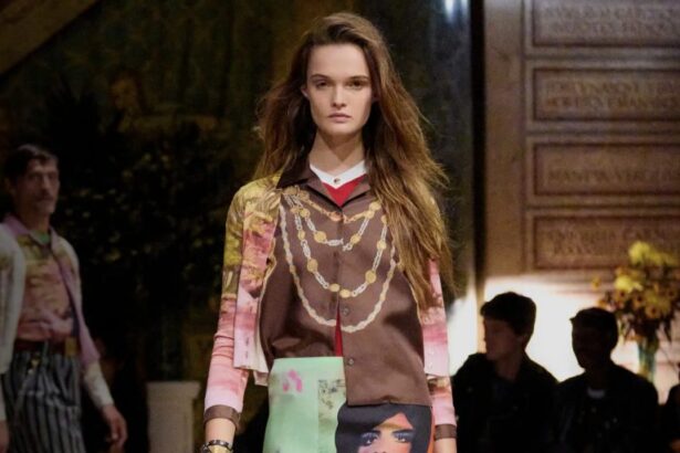 Портретный принт: как носить главный тренд сезона по версии Versace