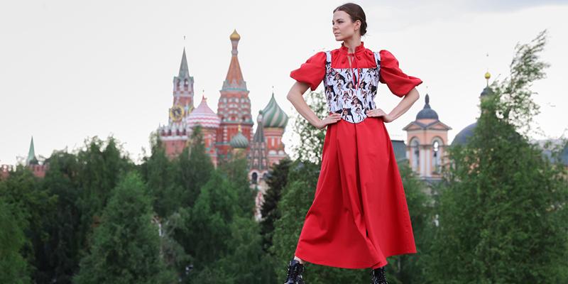 8 июля в московском парке «Зарядье» состоится театрализованный модный показ «Русский стиль. Обряд».
