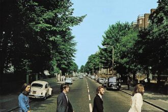 Актеры фильма о The Beatles воссоздали легендарную обложку