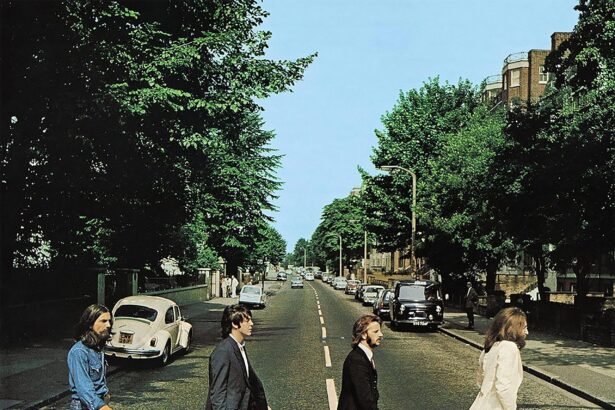 Актеры фильма о The Beatles воссоздали легендарную обложку